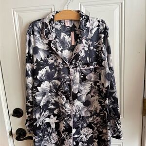Victoria's Secret Black & White Floral Satin Pajama Top/night shirt